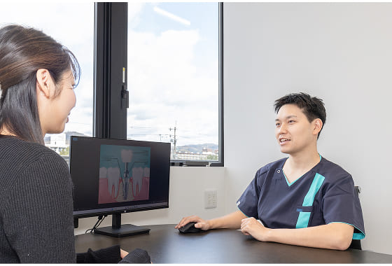 治療方針を説明している様子